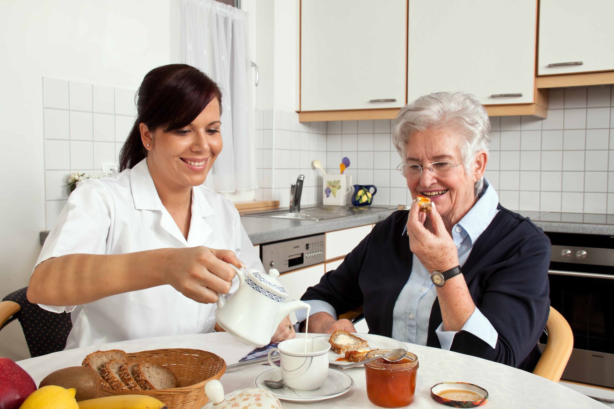 mujer mayor y mujer joven en la cocina