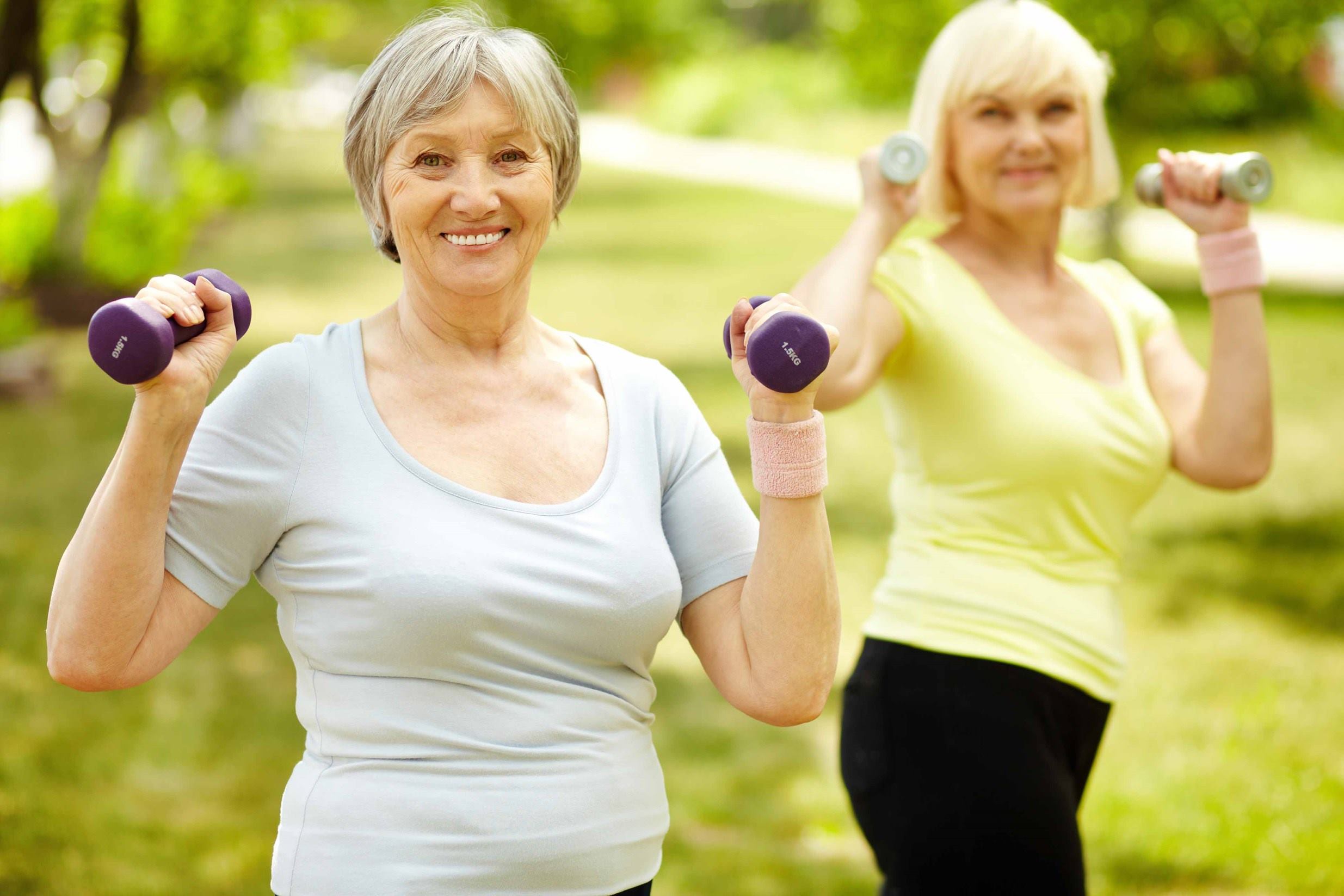mujeres mayores hacen ejercicio