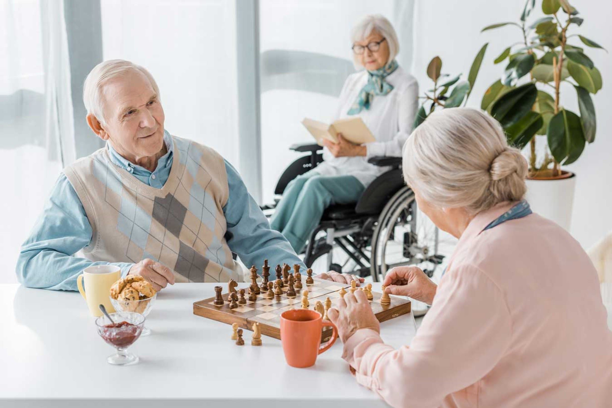 Adultos mayores jugando ajedrez 